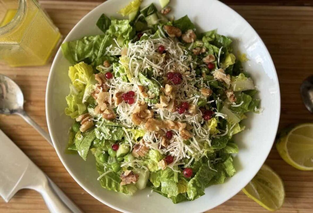 Hjertesalat med ærter, parmesan og valnødder